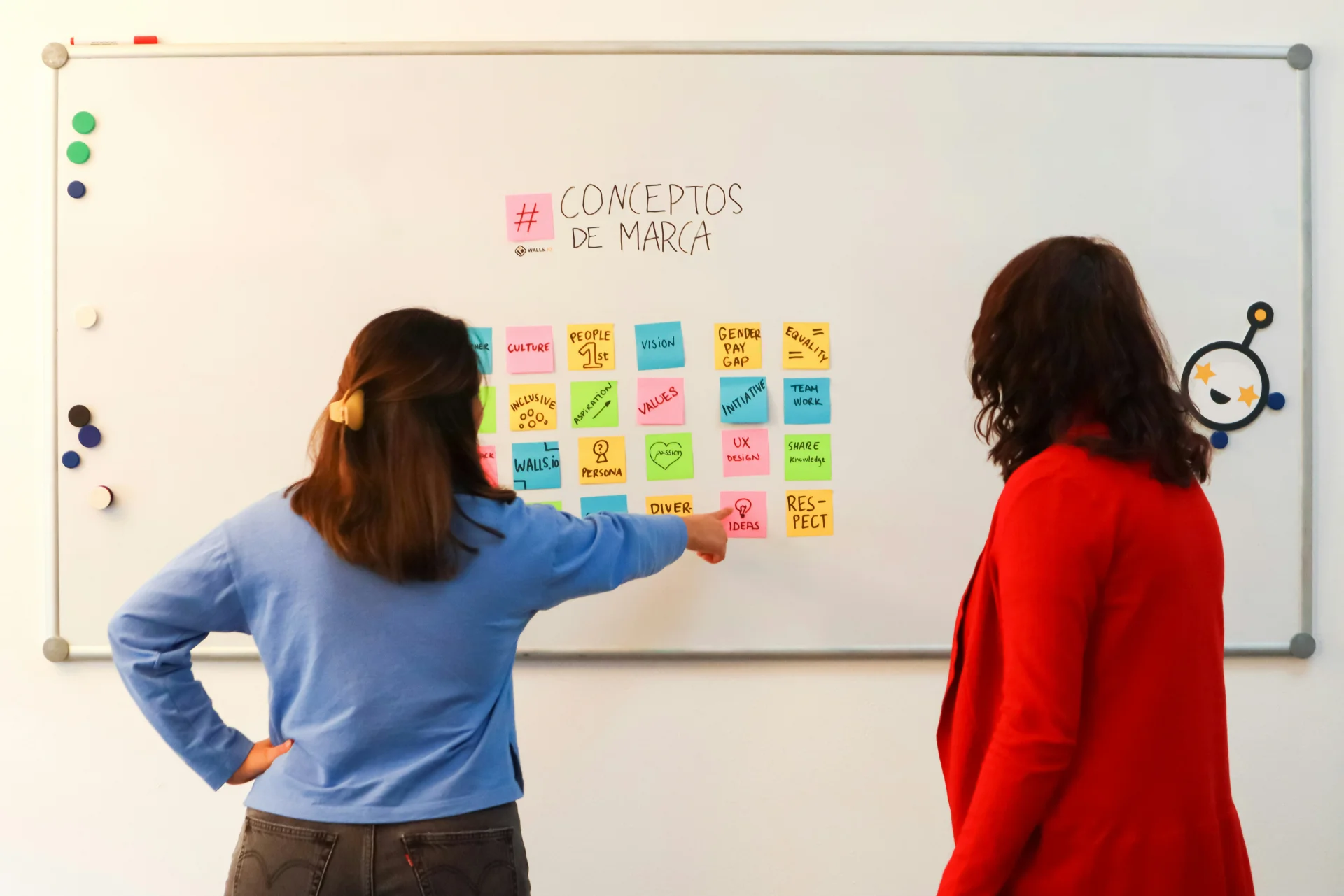 La sobre atribución semántica en los logos, un denominador común.