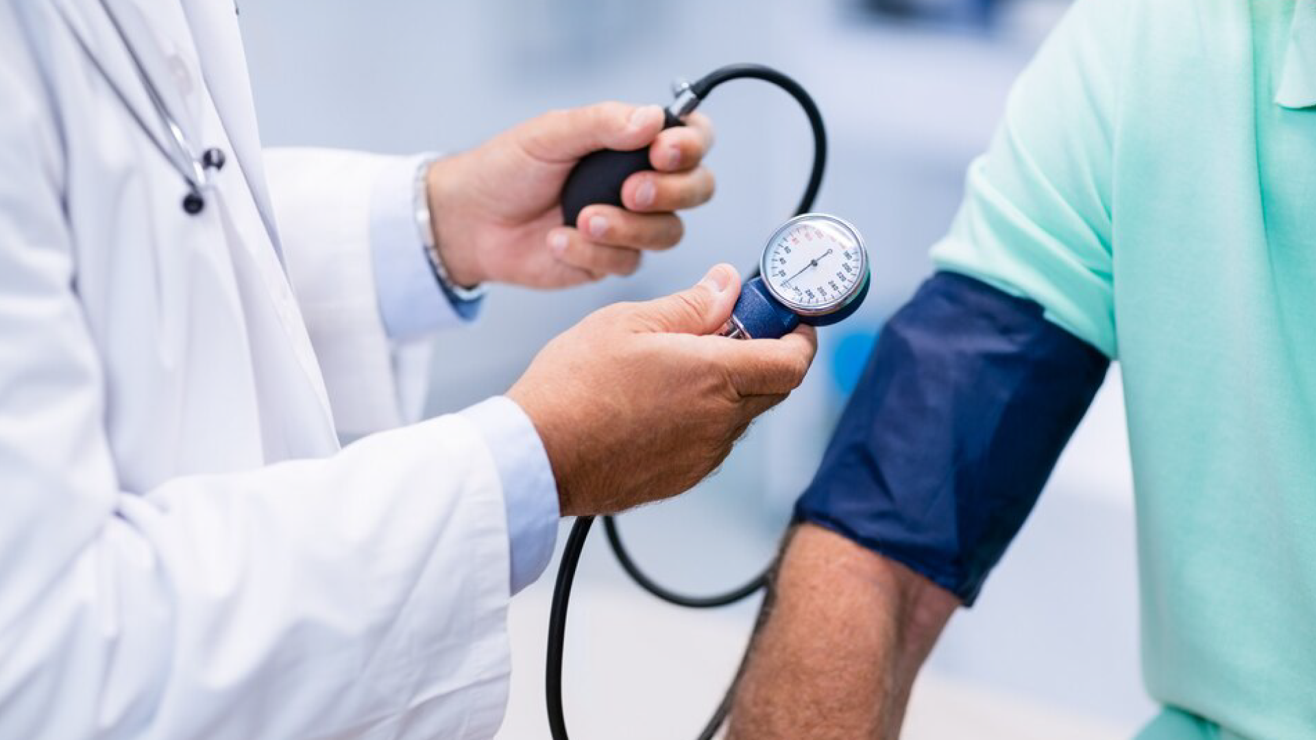 ¿Cómo puedo controlar mi presión arterial?